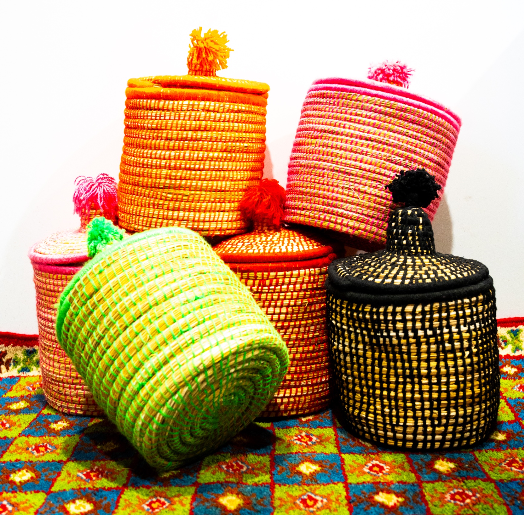 Collection de paniers colorés tressés