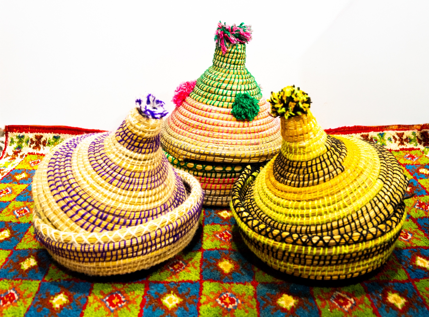 Tagines décoratifs tressés colorés